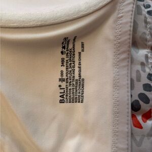 Bali Minimizer bra with adjustable straps. Back closure. white